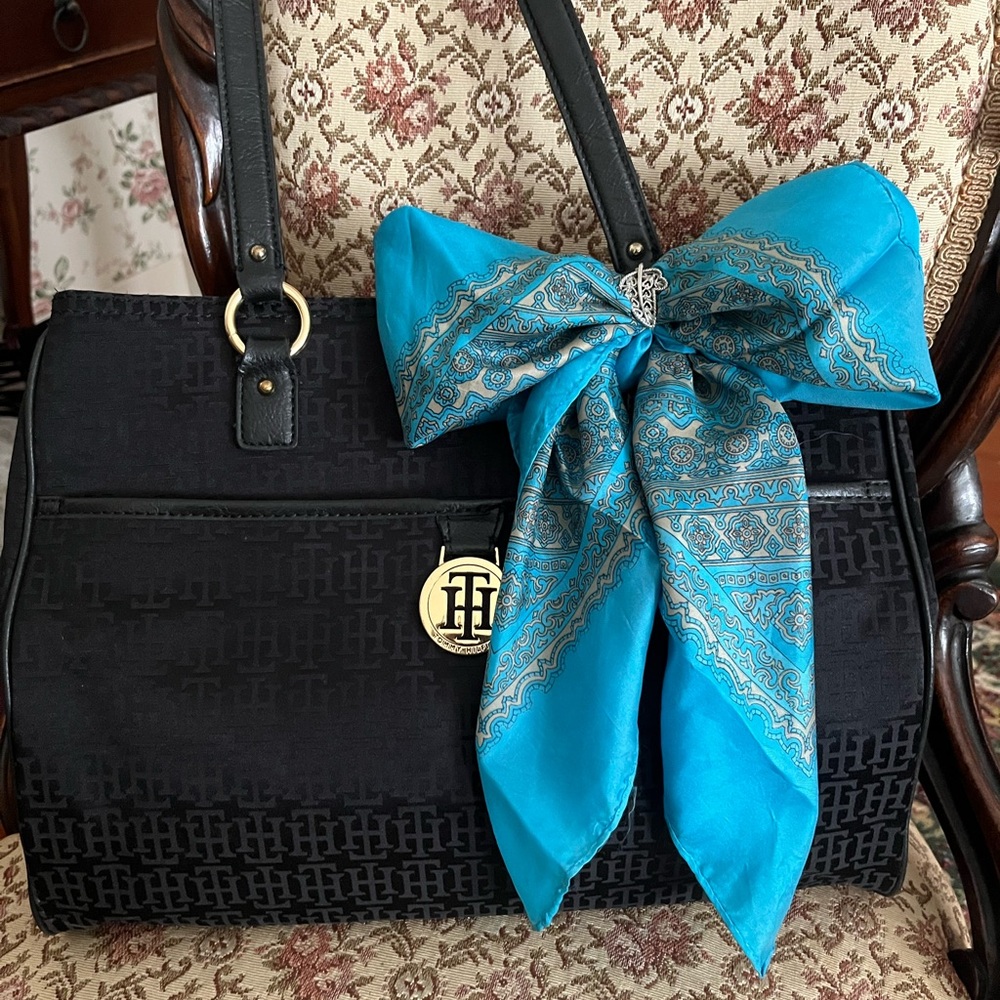 Lightly used Tommy Hilfiger handbag!